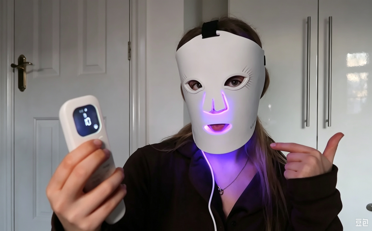 Umitec LED light therapy face mask for acne-prone skin