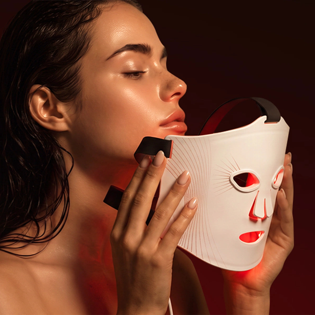 A women is putting the white Umitec LED Face Mask on her face
